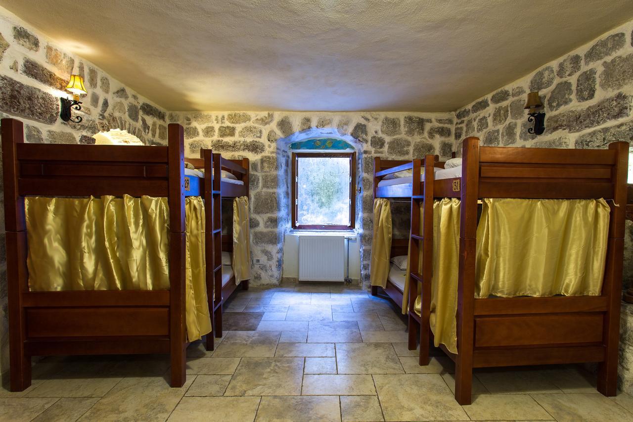 Old Town Youth Hostel Котор Екстериор снимка