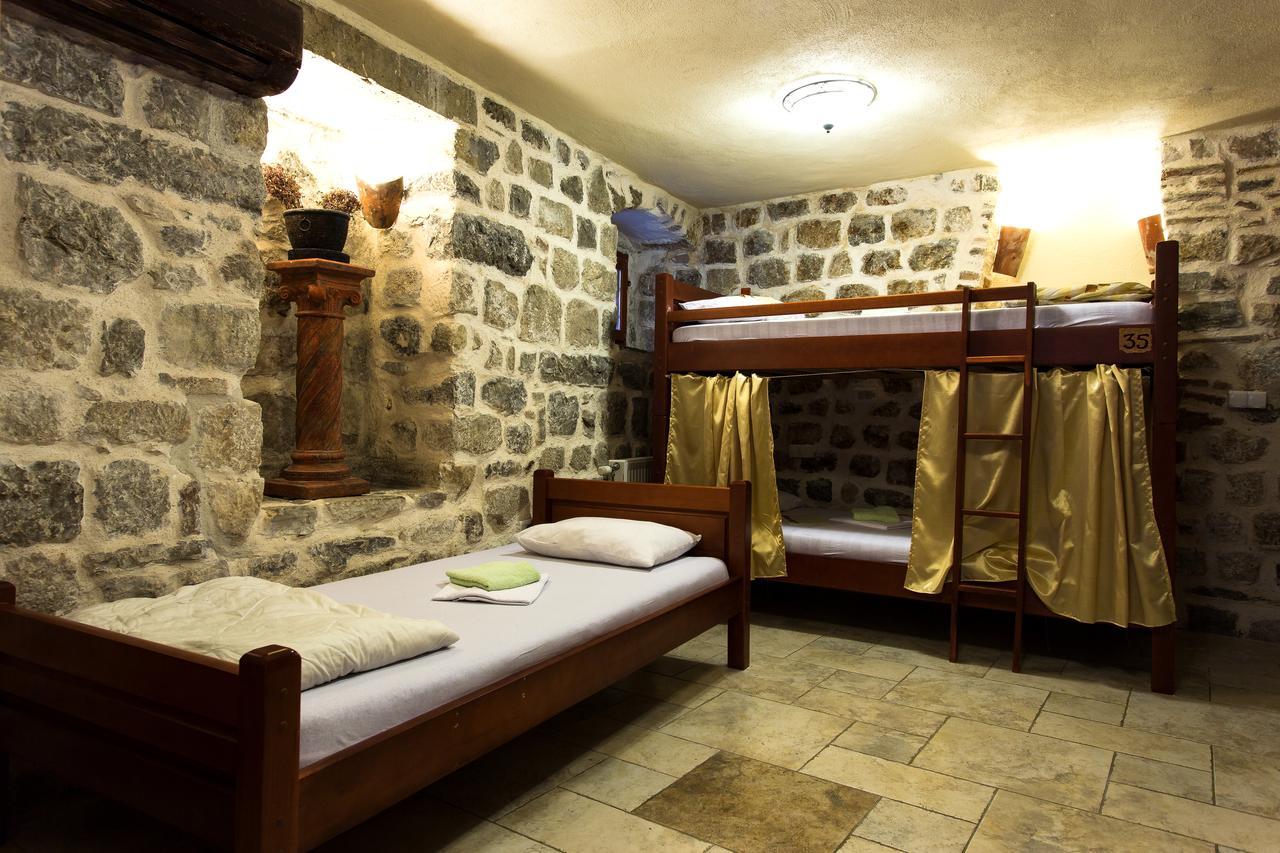 Old Town Youth Hostel Котор Екстериор снимка