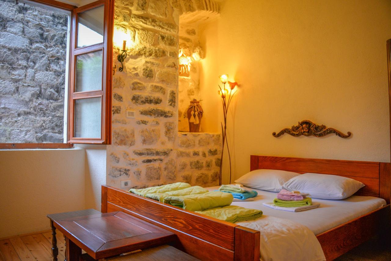 Old Town Youth Hostel Котор Екстериор снимка