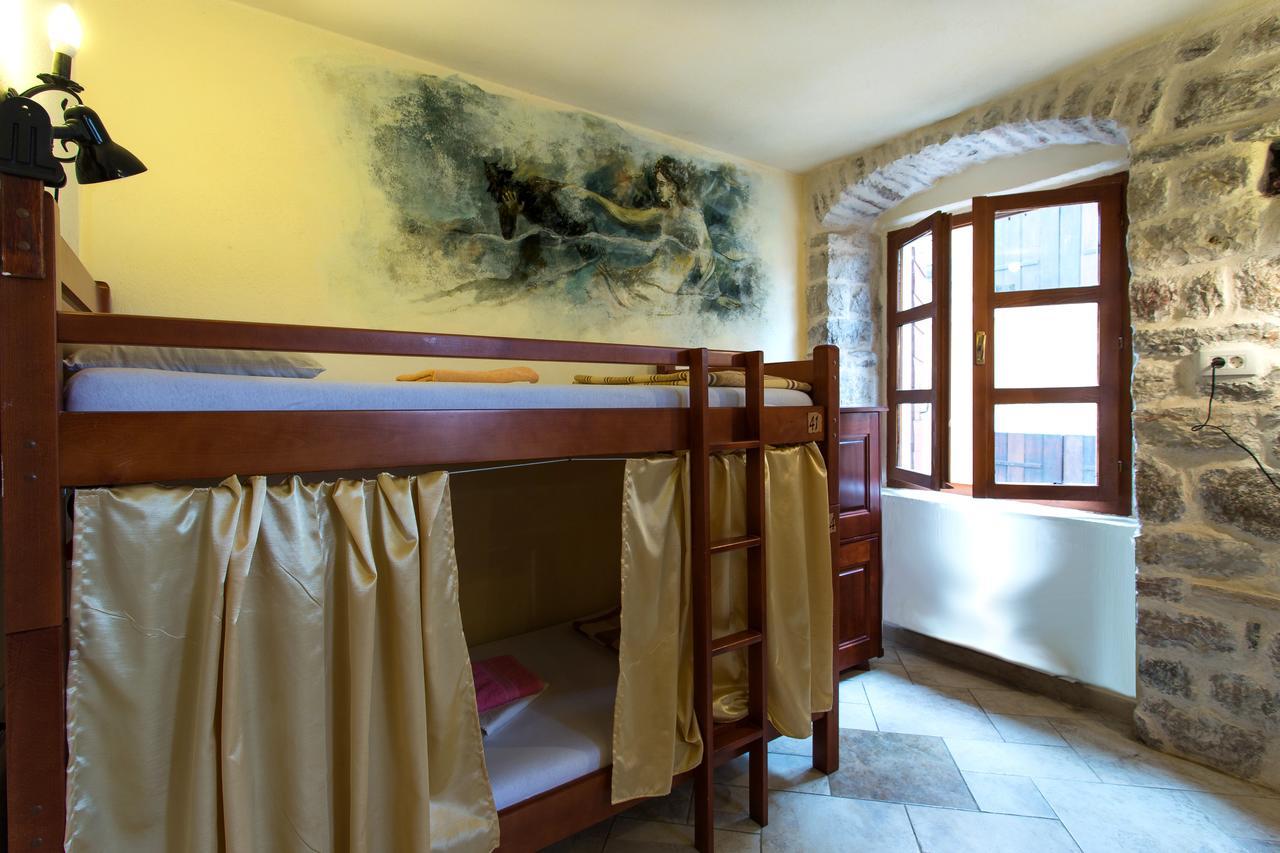 Old Town Youth Hostel Котор Екстериор снимка