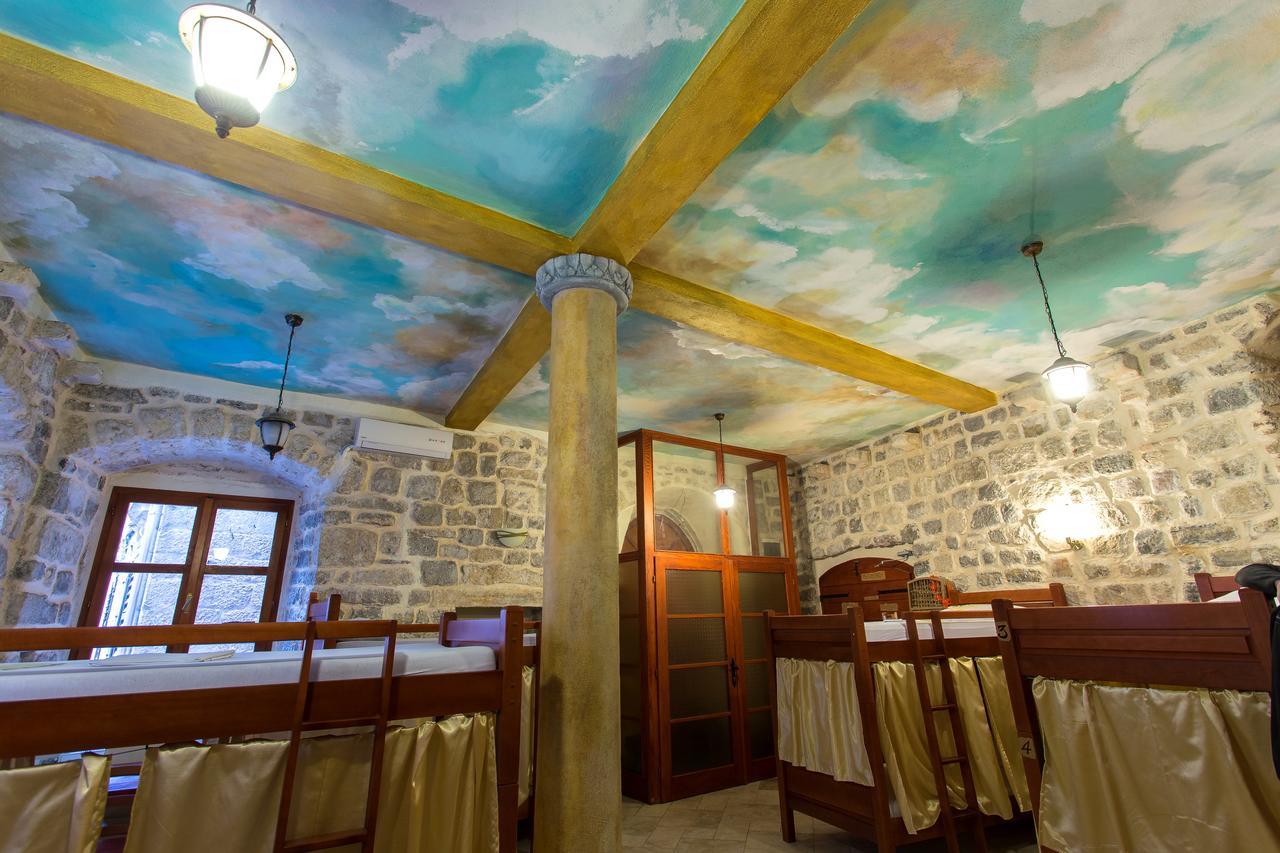 Old Town Youth Hostel Котор Екстериор снимка